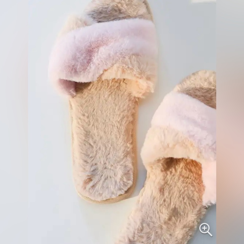 L*Space‎ NWT Soft House Cloud Slippers M/L. Pink and Cream MRSP $59